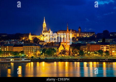 L'Europa, l'Europa centrale, Ungheria, Budapest, la Chiesa di Mattia e Chiesa calvinista di notte Foto Stock