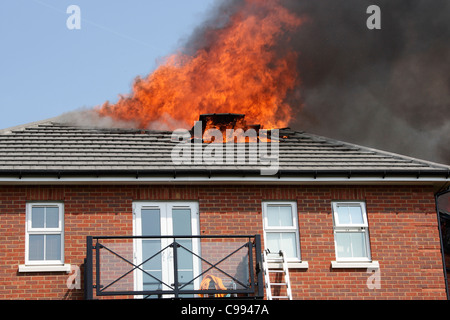 Incendio in un blocco di appartamenti a Ilford, Londra. Foto Stock