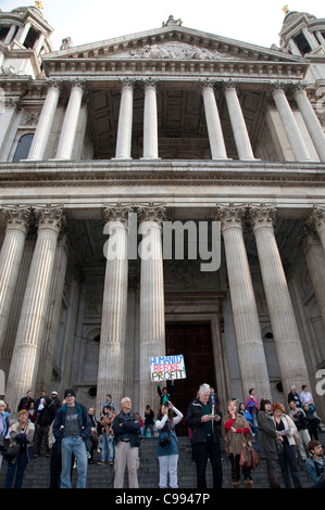 Attivista francese e autore Jean-Baptists Redde con banner a occupare Londra camp fuori dalla cattedrale di St Paul, Londra Foto Stock