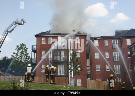 I vigili del fuoco di affrontare un incendio in un blocco di appartamenti in Ilford. Foto Stock