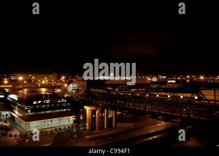 Illuminata scottish al porto dei traghetti di notte Foto Stock