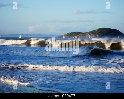 Onde che si infrangono sulla costa a North Berwick, Scozia in novembre. Craigleith Island è in background. Foto Stock