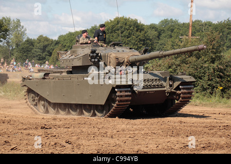 Un centurione smantellata serbatoio (Esercito Svizzero) sul display a 2011 Guerra e Pace mostra al luppolo in fattoria, Paddock Wood, Kent, Regno Unito. Foto Stock