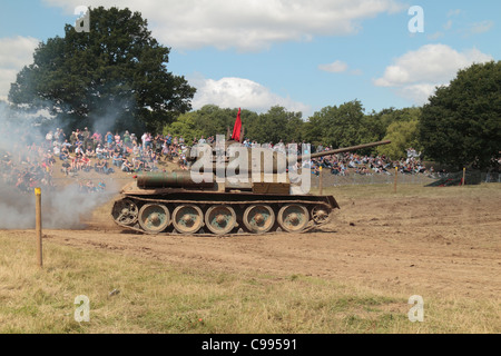Un sovietico T-34/85 serbatoio sul display del 2011 Guerra e Pace mostra al luppolo in fattoria, Paddock Wood, Kent, Regno Unito. Foto Stock