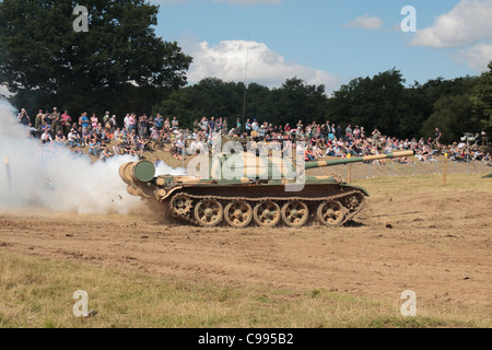 Un sovietico T-55 medie serbatoio, utilizzata nel 1979 invasione sovietica dell'Afghanistan. al 2011 guerra & pace Show , fattoria di luppolo, Kent, Regno Unito. Foto Stock