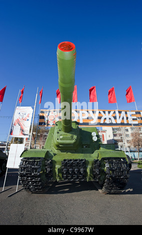 Unità semovente con una pistola in fiera il 7 novembre 2011 a Samara, Russia. Foto Stock