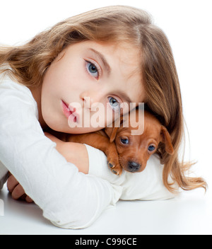 Brunette kid ragazza con mini pinscher mascotte pet cane su sfondo bianco Foto Stock