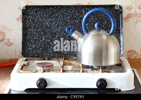 Il bollitore e fornello a gas sulla cucina moderna Foto Stock