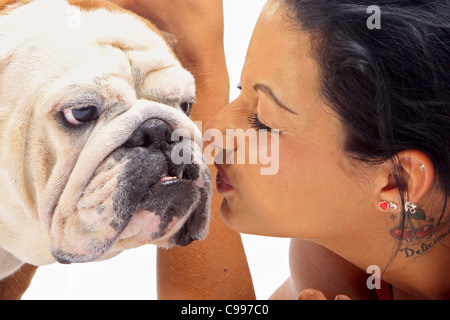 Bulldog inglese con la giovane donna Foto Stock