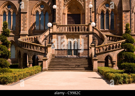 Il sole d'inverno riflettendo sull'ingresso anteriore del McManus galleria d'Arte a Dundee, Regno Unito Foto Stock