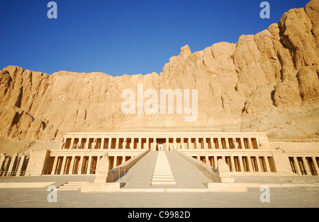 LUXOR, Egitto. Un primo mattino vista del tempio mortuario della Regina Hatshepsut (Deir el-Bahri). 2009. Foto Stock