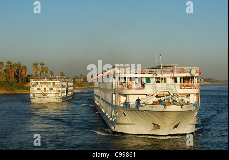 Nei pressi di Luxor in Egitto. Due barche di crociera sul fiume Nilo. Streuth, guardare l'inquinamento che stanno provocando. Foto Stock