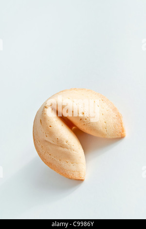 Asian Fortune cookie su sfondo chiaro. Foto Stock