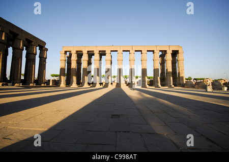 LUXOR, Egitto. La mattina presto le ombre proiettate da colonne in Corte di Amenofi III al Tempio di Luxor. 2009. Foto Stock