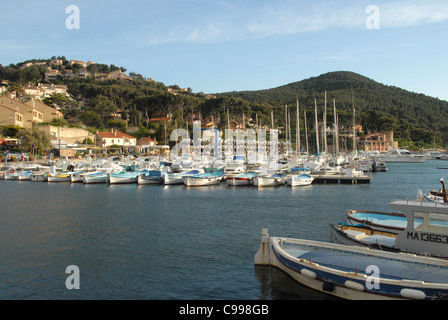 Barche a vela e yacht nel porto di La Madrague vicino a Saint-Cyr-sur-Mer in Var, Provenza, Francia in estate Foto Stock