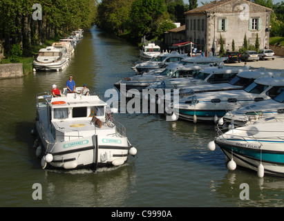 Case galleggianti al porto di Bram sul Canal du Midi nel sud della Francia Foto Stock