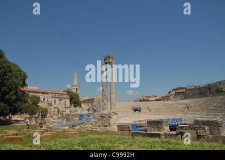 Teatro romano, in francese théâtre antique, ad Arles in Camargue Francia meridionale Foto Stock