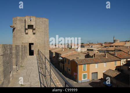 Vista dai bastioni della ville vicino di Aigues-Mortes in Camargue Francia verso distante Tour de Costanza (destra) Foto Stock