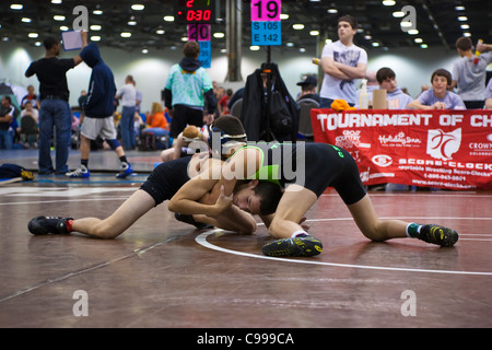 Il torneo dei campioni di wrestling amatoriale concorrenza in Columbus, Ohio. Foto Stock