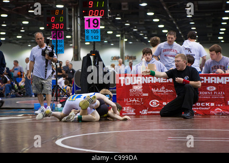 Il torneo dei campioni di wrestling amatoriale concorrenza in Columbus, Ohio. Foto Stock