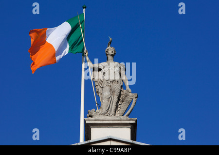 Statua di Hibernia sulla parte superiore dell'Ufficio Generale delle Poste di Dublino, Irlanda Foto Stock