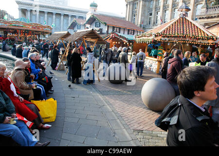 La gente seduta attorno a fontana in Victoria Square durante il mercato tedesco.prese per il giorno di apertura 17 novembre 2011. Foto Stock