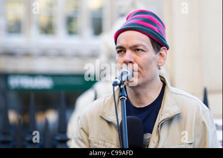 Occupare Londra protesta. Max Keiser, noi tv host e ex banchiere risolve la folla al di fuori di San Paolo Cattedrale. Foto Stock