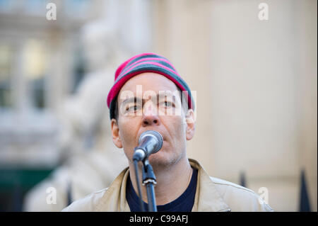 Occupare Londra protesta. Max Keiser, noi tv host e ex banchiere risolve la folla al di fuori di San Paolo Cattedrale. Foto Stock