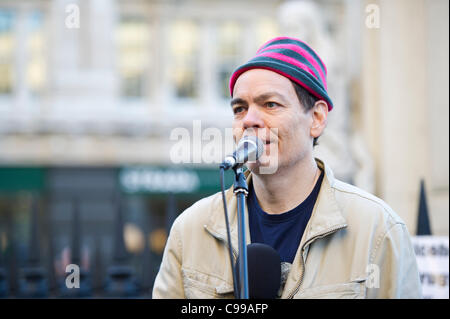 Occupare Londra protesta. Max Keiser, noi tv host e ex banchiere risolve la folla al di fuori di San Paolo Cattedrale. Foto Stock