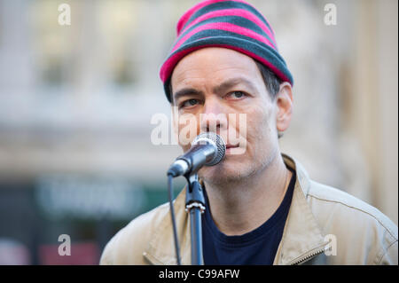 Occupare Londra protesta. Max Keiser, noi tv host e ex banchiere risolve la folla al di fuori di San Paolo Cattedrale. Foto Stock