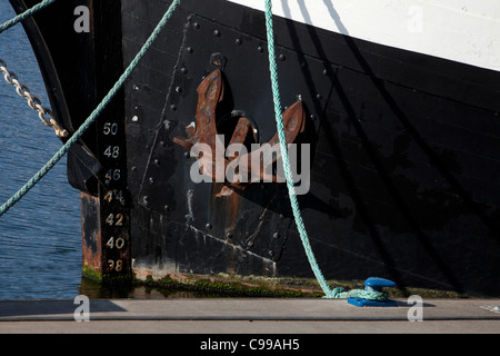 Il dispositivo di ancoraggio della tre-masted corteccia Jeanie Johnston a Dublino, Irlanda Foto Stock