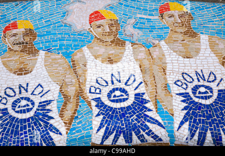 Surf lifesavers ricreato in un mosaico sul marciapiede a Bondi Beach. Sydney, Nuovo Galles del Sud, Australia Foto Stock