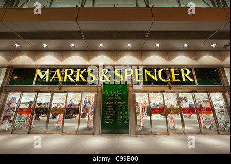 Un tempo di notte colpo di ingresso la Marks & Spencer flagship store a Manchester con n. di persone (solo uso editoriale). Foto Stock