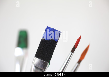Colorate differenti pennelli contro uno sfondo bianco Foto Stock