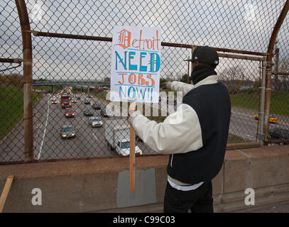 Detroit, Michigan - supportato da membri del servizio dipendenti Unione internazionale e la United Auto lavoratori, membri della "occupare' blocco del movimento uno sbriciolamento ponte per il passaggio della domanda del Presidente Obama's American Jobs Act. Foto Stock