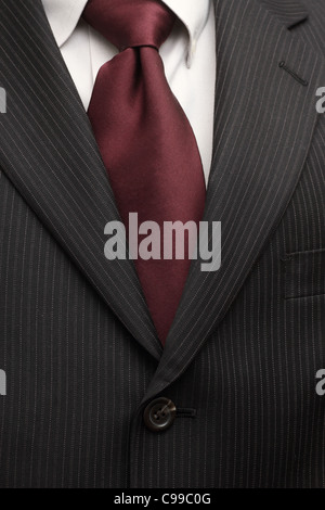 Uomo di business suit closeup comprendente una camicia di carbone con pinstripes, borgogna cravatta di seta e off camicia bianca Foto Stock