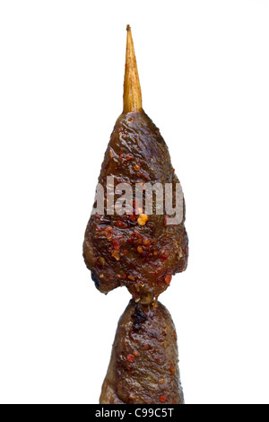 Cuore di pollo cotto venduto al mercato notturno di Donghuamen a Pechino, Cina - un esempio dello strano o strano cibo mangiato dalla gente Foto Stock