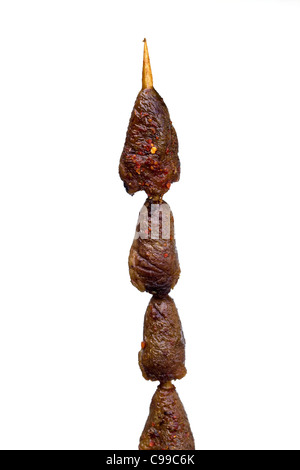 Cuore di pollo cotto venduto al mercato notturno di Donghuamen a Pechino, Cina - un esempio dello strano o strano cibo mangiato dalla gente Foto Stock