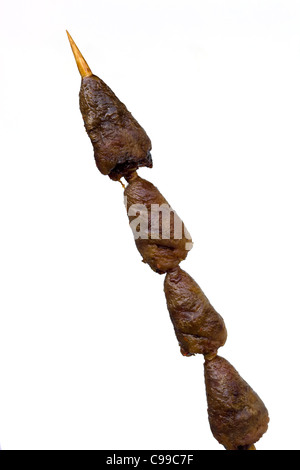 Cuore di pollo cotto venduto al mercato notturno di Donghuamen a Pechino, Cina - un esempio dello strano o strano cibo mangiato dalla gente Foto Stock