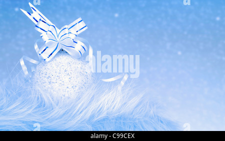 Natale e Anno Nuovo ornamento contro sfondo blu Foto Stock