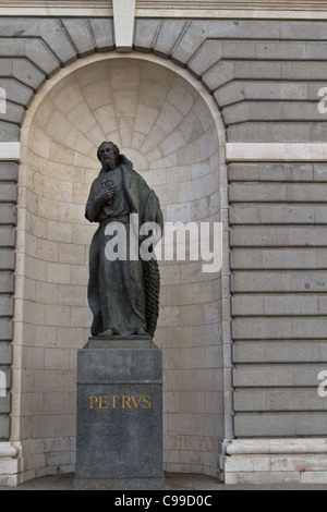 Una statua di Petrus, Gesù, il discepolo al di fuori della cattedrale di Madrid Foto Stock