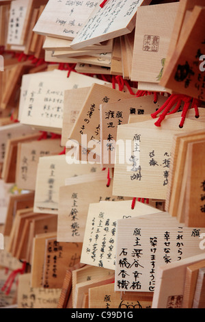 Ema preghiera in legno e che desiderano tavole a tempio Kiyomizudera a Kyoto, Giappone Foto Stock