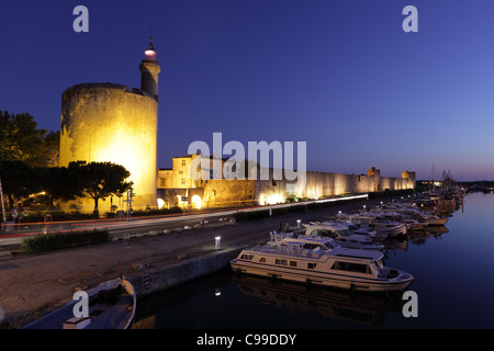 Marina a Aigues-Mortes al crepuscolo, Francia meridionale Foto Stock