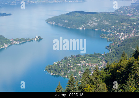 Guardando verso il basso sulla città di Talloires e Duingt sul lago di Annecy, da col de la Forclaz Foto Stock