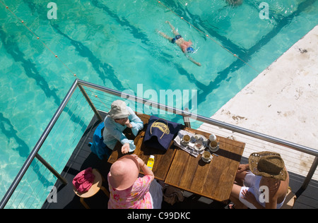 Le donne nella caffetteria che si affaccia sul Bondi iceberg piscina. Sydney, Nuovo Galles del Sud, Australia Foto Stock