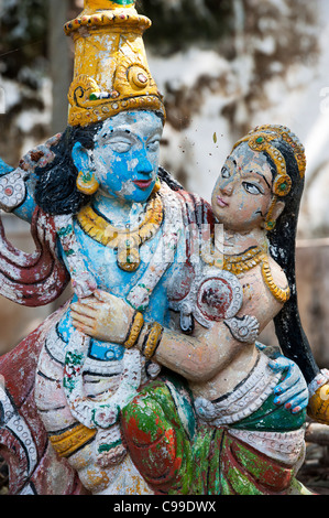 Vecchi e consunti Krishna e Radha dipinte statue indiane. India Foto Stock