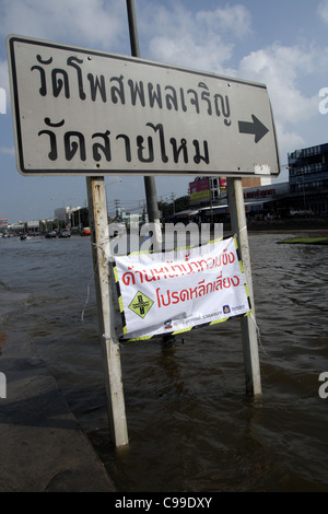 Acque alluvionali su Phaholyothin Road , Pathum Thanni Provincia, Thailandia Foto Stock