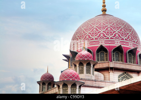 Putra moschea è la principale moschea di Putrajaya, Malaysia. Foto Stock