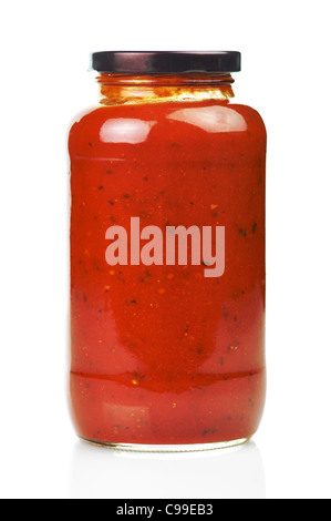 Il vasetto di vetro di hot salsa di pomodoro su sfondo bianco Foto Stock