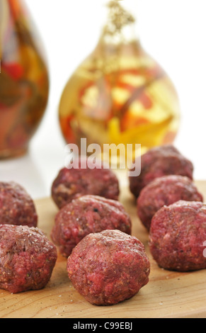 Materie polpette di carne su un tagliere , close up Foto Stock